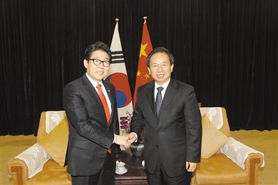 生态环境部部长李干杰2月26日在京会见了韩国环境部部长赵明来，双方就加强大气污染防治、推进中韩环境合作中心建设等方面合作进行了交流。 中国环境报记者王亚京摄