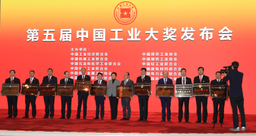 第十届全国人大常委会副委员长顾秀莲为获奖企业颁奖