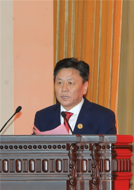 新疆中泰化学股份有限公司董事长王洪欣作经验交流