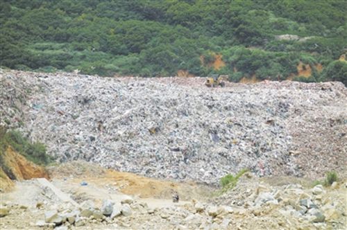 在东南沿海一地区，当地和周边大量的生活垃圾露天堆放，急需处理。 中国环境报记者 张蕊 摄